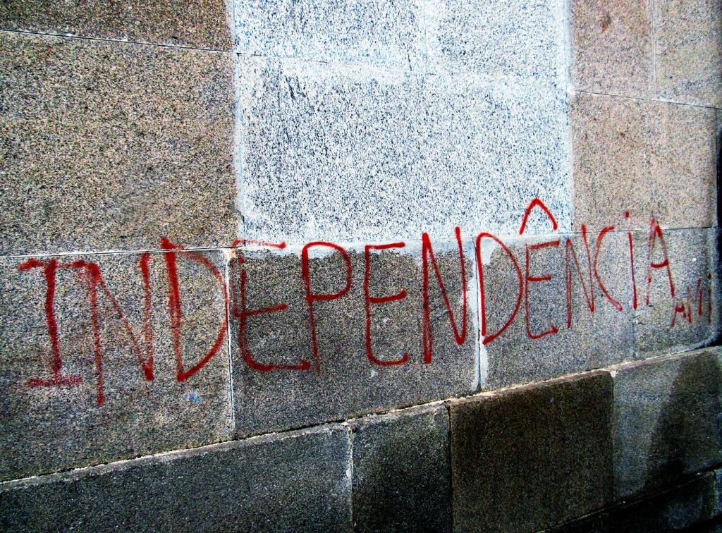 Muchas calles de Galicia sufren de estos disparates - eliminarlos de la piedra resulta costoso