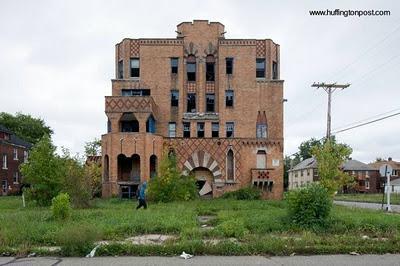 Edificio de apartamentos de los años 20 abandonado Estilos arquitectónicos combinados