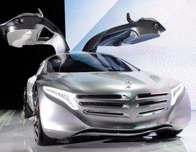 FACEBOOK Y GOOGLE EN MERCEDES BENZ CES