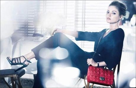 Mila Kunis, con bolso rojo de Dior para este 2012