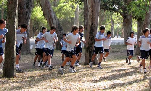 Cinco razones para mejorar tu preparación física en el fútbol amateur.