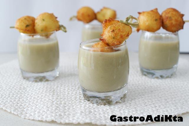 Vasitos de sopa de alcachofas con mini buñuelos de bacalao