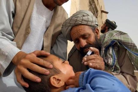 Un trabajador de UNICEF vacuna a un niño en Kandahar. | AP