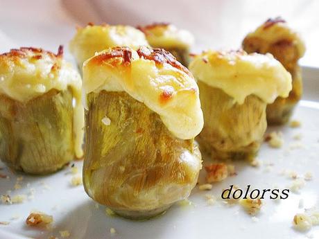 Alcachofas  baby gratinadas con gorgonzola y nueces