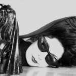 Diane Pernet con escultura de Miguel Villalobos