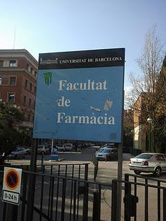La Unidat de farmacia clinica de la Universidad de Barcelona establece lazos de cooperación con el laboratorio del polimedicado