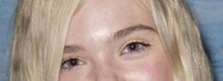 Elle Fanning, eligió sombra de ojos amarilla a juego con su vestido, en los Critic's Choice Awards