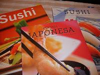 Sushi Makis, atún, palitos de cangrejo y aguacate.