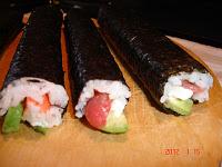 Sushi Makis, atún, palitos de cangrejo y aguacate.
