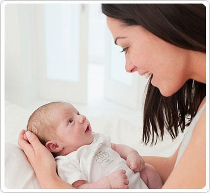 bebe habla Los bebés tratan de leer los labios al aprender a hablar