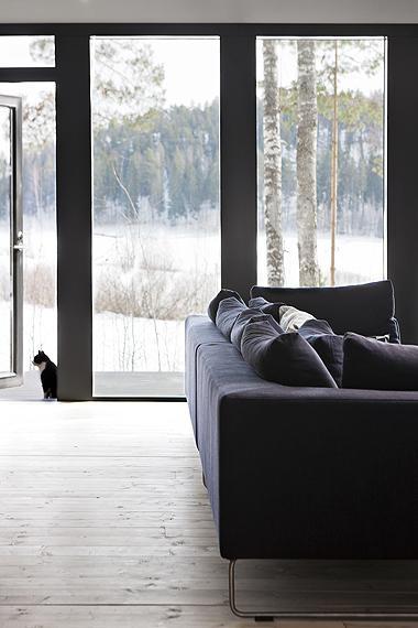 una villa de lujo en suecia sillas easmes sillas eames sillas de diseño rústico moderneo rustico minimalista paredes de cemento muebles de diseño madera estilo nórdico estilo escandinavo espacios diáfanos diseño nórdico decoración en gris decoración de interiores cocina de diseño casa de campo sueca blanco y negro 