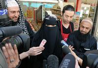 Multan a una bordelesa por llevar niqab


Mujer sancionad...