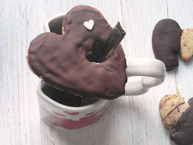 Ideas para San Valentin -Tapa de galletas y corazones para el borde  de la taza