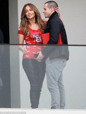 J-Lo siempre con tiempo para su novio