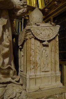 Imagen del mes: estatua orante del obispo Ponce de León, en la catedral de Plasencia