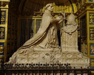 Imagen del mes: estatua orante del obispo Ponce de León, en la catedral de Plasencia