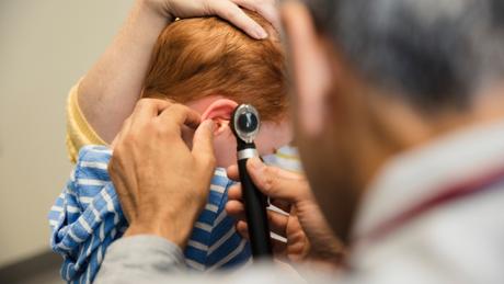Otitis infantil: causas síntomas y tratamiento para cuidar la salud auditiva de los niños