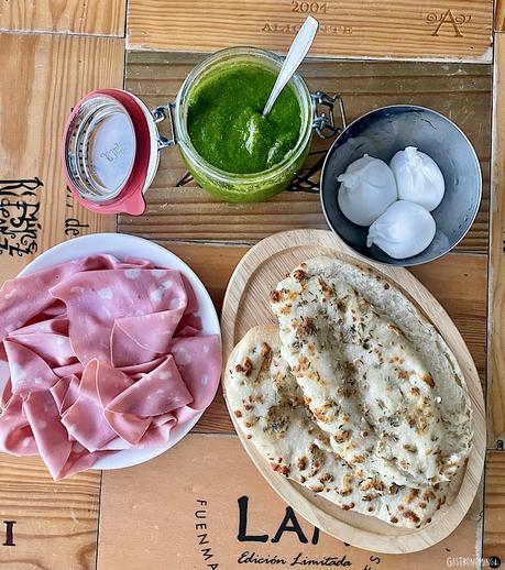 Focaccia de mortadella con burrata y pesto genovés