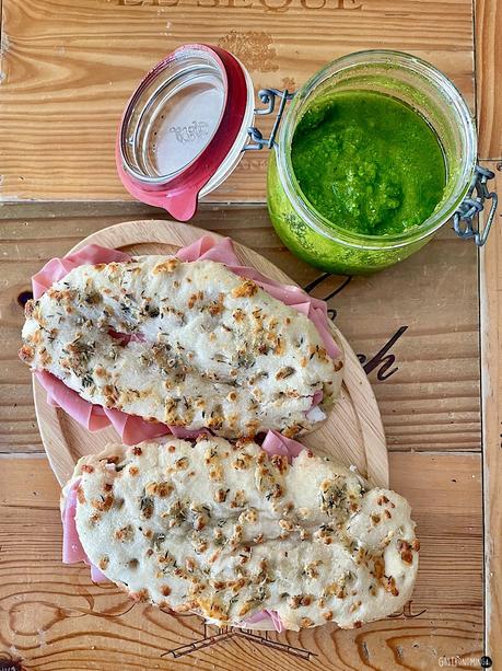 Focaccia de mortadella con burrata y pesto genovés