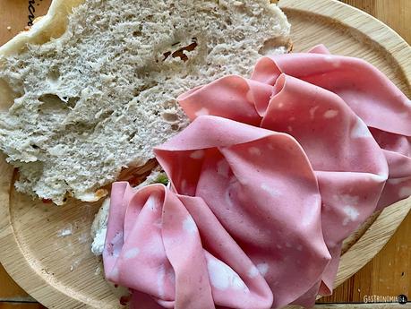 Focaccia de mortadella con burrata y pesto genovés