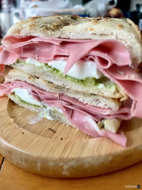 Focaccia de mortadella con burrata y pesto genovés