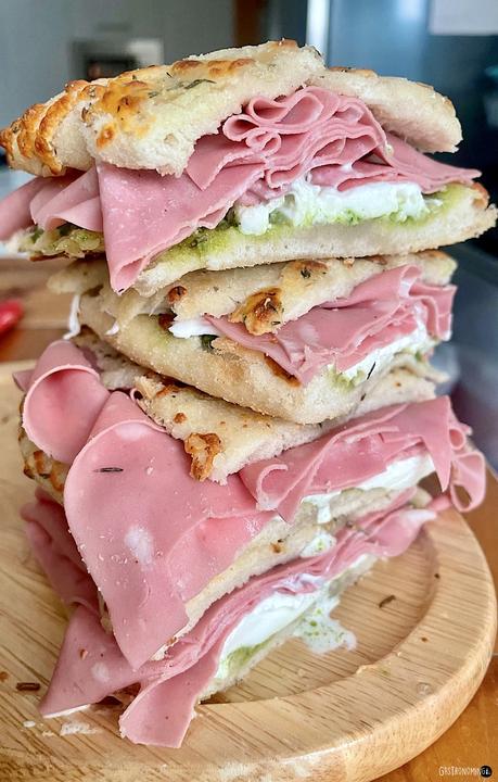 Focaccia de mortadella con burrata y pesto genovés