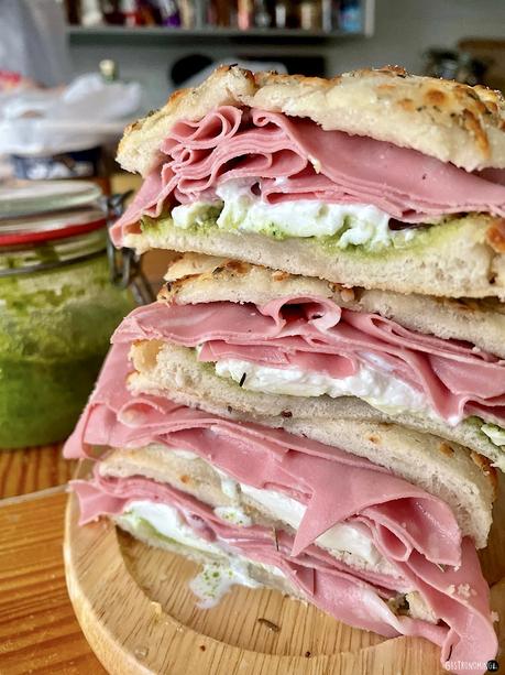 Focaccia de mortadella con burrata y pesto genovés