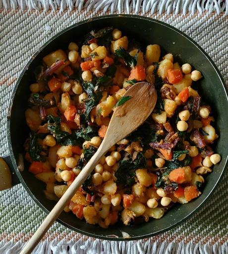 Acelgas rehogadas con patatas, zanahorias y garbanzos
