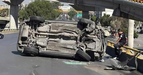 Vehículo vuelca sobre la carretera Matehuala bajando el distribuidor
