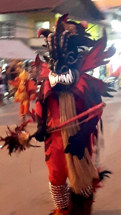 PANAMÁ :   LA PLAYA DE LA ESTRELLA Y LOS DIABLOS DE CARNAVAL EN BOCAS TOWN