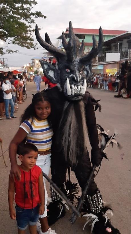 PANAMÁ :   LA PLAYA DE LA ESTRELLA Y LOS DIABLOS DE CARNAVAL EN BOCAS TOWN