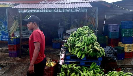 PANAMÁ :   LA PLAYA DE LA ESTRELLA Y LOS DIABLOS DE CARNAVAL EN BOCAS TOWN