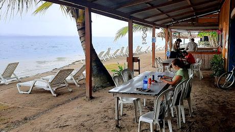 PANAMÁ :   LA PLAYA DE LA ESTRELLA Y LOS DIABLOS DE CARNAVAL EN BOCAS TOWN