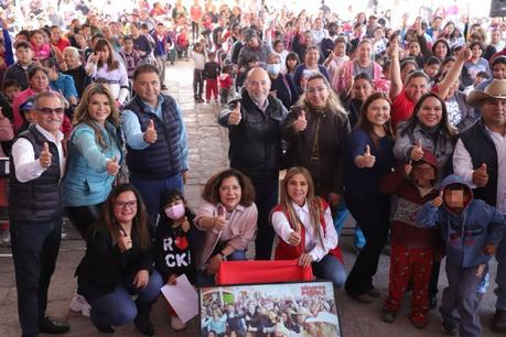 Presidenta del DIF Municipal, Estela Arriaga y Enrique Galindo, Alcalde Capitalino, entregan paquetes nutricionales en Delegación de La Pila