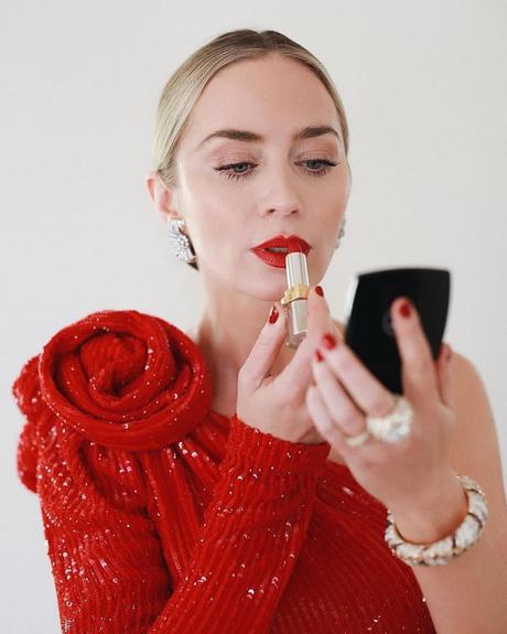 Emily Blunt labios rojos Emmy 2024 Maquillajes y peinados de los Critics Choice Awards y Emmy 2024.