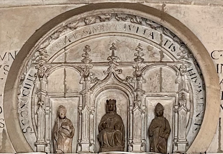 Inscripción latina en el muro del Apeadero del Ayuntamiento.