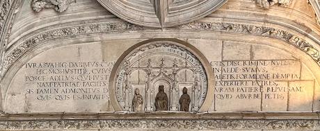 Inscripción latina en el muro del Apeadero del Ayuntamiento.