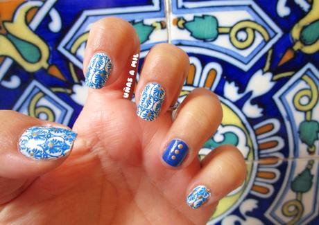Diseño de uñas azulejo en azul y blanco