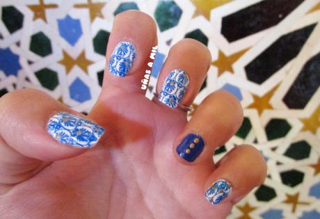 Diseño de uñas azulejo en azul y blanco