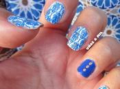 Diseño uñas azulejo azul blanco