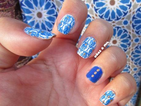 Diseño de uñas azulejo en azul y blanco