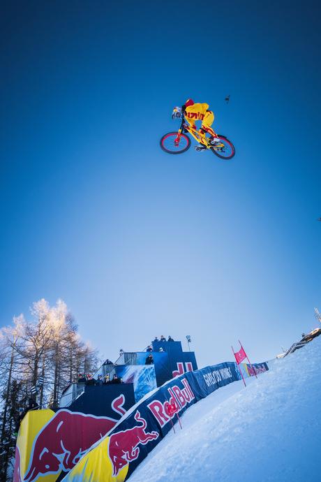 Ciclista austríaco sorprende al bajar en bicicleta la pista de esquí más extrema del mundo Fabio Wibmer