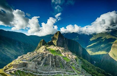 Machu Picchu: Un Santuario del Imperio Inca en los Andes Machu Picchu: Un Santuario del Imperio Inca en los Andes