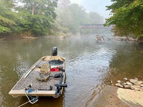 Barco de pesca en el río Broad francés