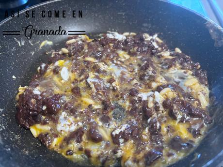 Revuelto de morcilla con piñones Revuelto de morcilla con piñones