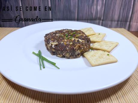 Revuelto de morcilla con piñones Revuelto de morcilla con piñones