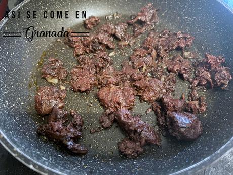 Revuelto de morcilla con piñones Revuelto de morcilla con piñones