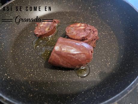 Revuelto de morcilla con piñones Revuelto de morcilla con piñones