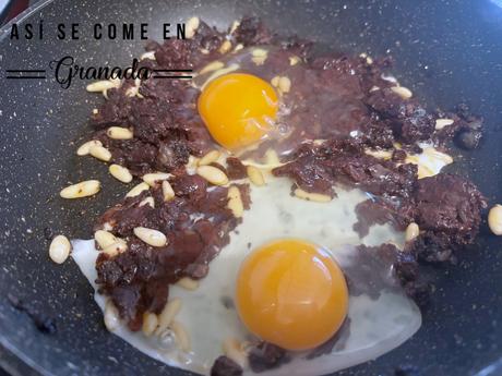 Revuelto de morcilla con piñones Revuelto de morcilla con piñones