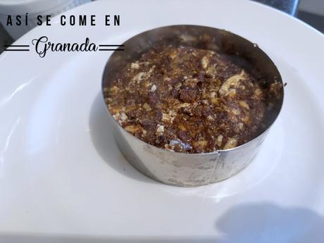 Revuelto de morcilla con piñones Revuelto de morcilla con piñones